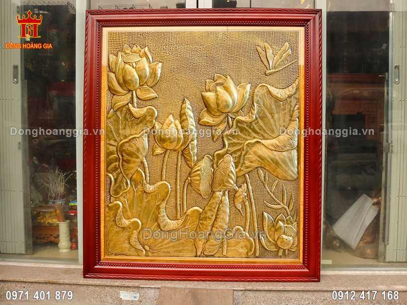 Tranh hoa sen bằng đồng là dòng tranh được nhiều khách hàng yêu thích bày trí cho không gian sống